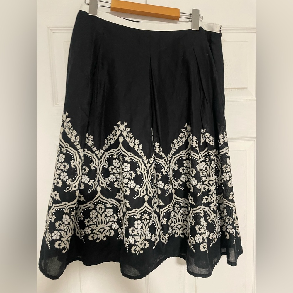 Feminine Loft Ann Taylor Black and White Embroidered Skirt Size 4